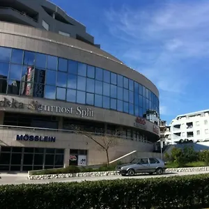 Karlo Near The Beautiful Znjan Apartman Split