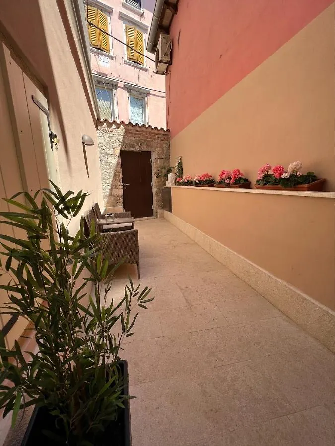Villa Nea Seaview 3-Apartments! Ровинь